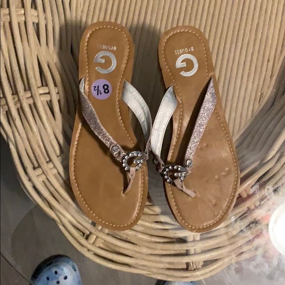 Guess Flip Flops - Picture 2 of 3